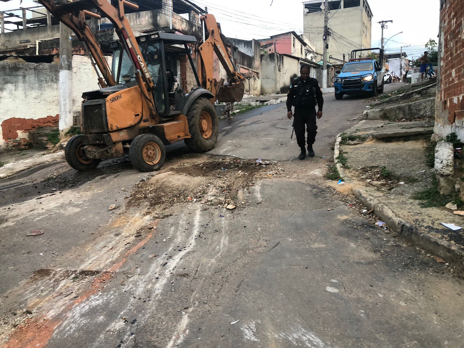 PMs retiram 4 toneladas de barricadas de comunidade em São Joao de Meriti